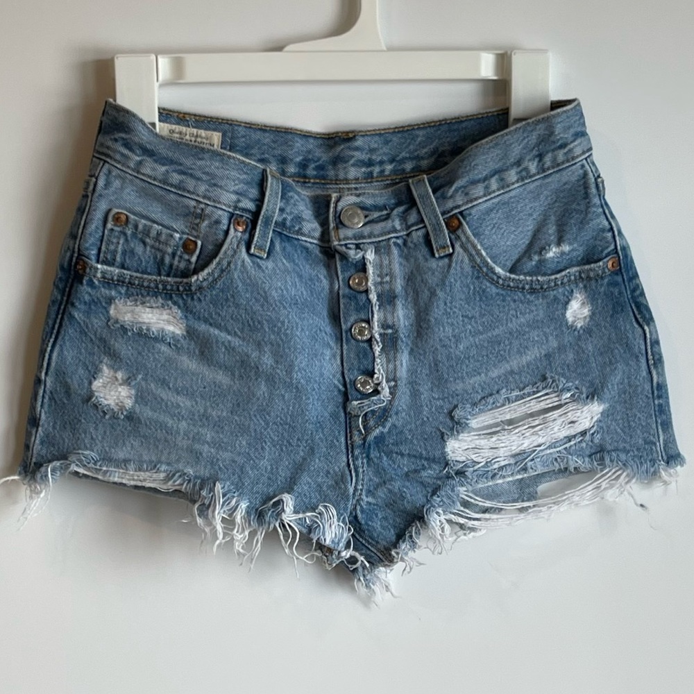 LEVI’S JEAN SHORTS DISTRESSED SIZE: 25